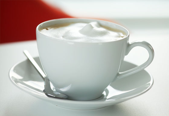 Eine Tasse Kaffee mit feinem Milchschaum